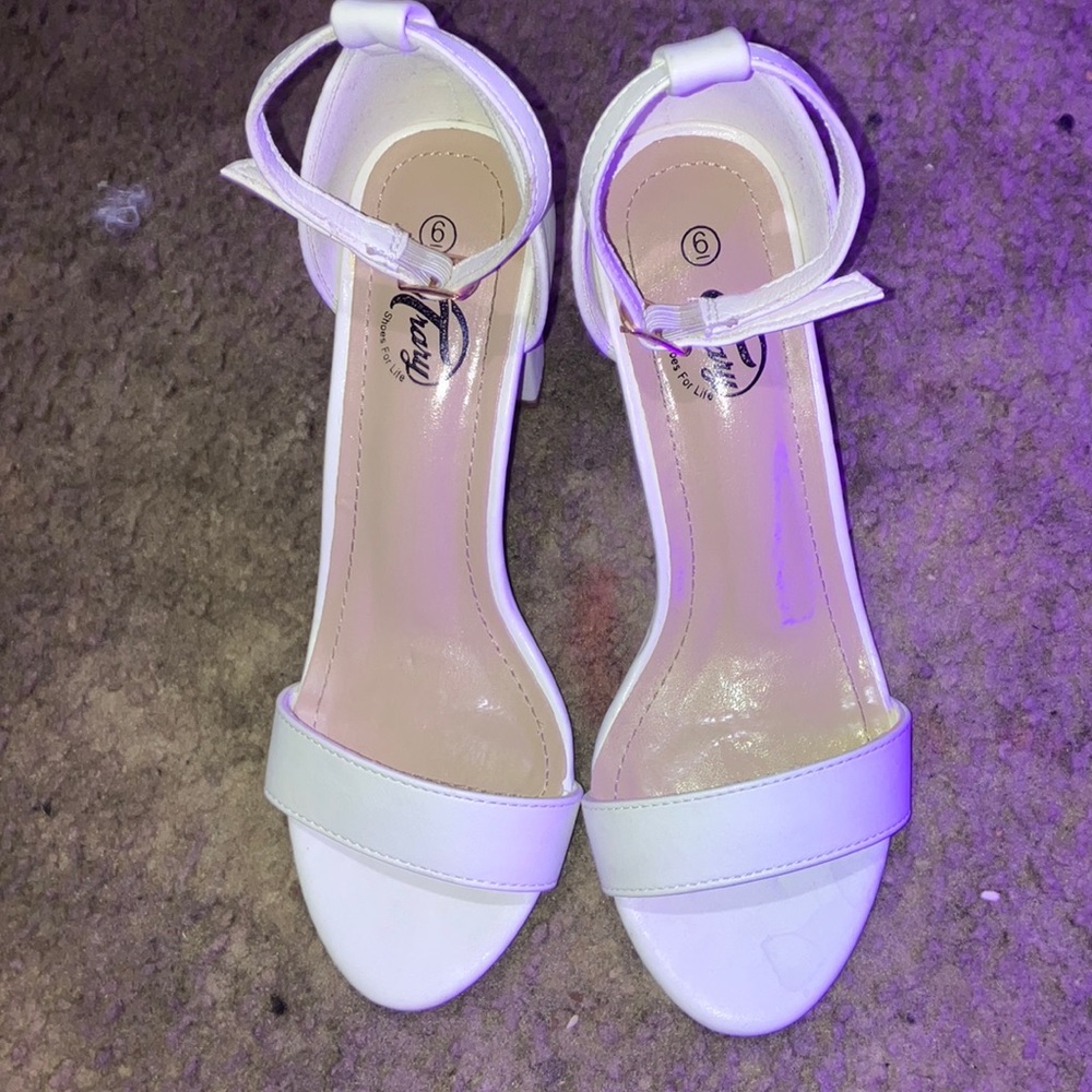 White trary heels, size 6 wore once EXCELLENT condition